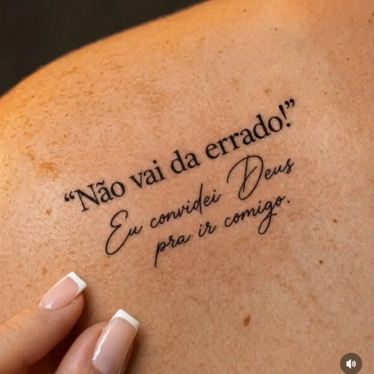 Tatuagem de lettering autoral no ombro, feita no Ateliê Garden